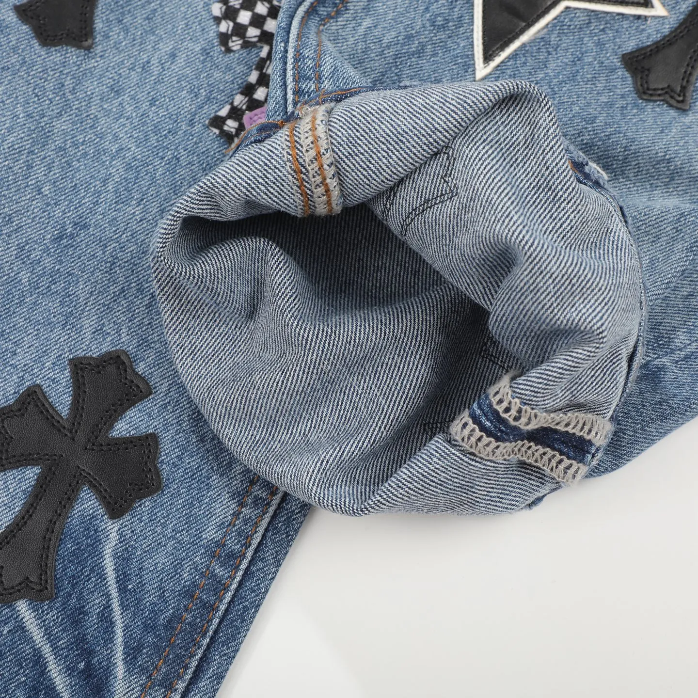 P320 Chrome Heart Blue Ox King Graffiti Multi-Color Leather Jeans [Same Style as L*Xiang] Chrome Heart Blue Ox King Graffiti Multi-Color Leather Jeans are the “king of the market” in the fashion industry! Made of high-quality denim and processed through complex washing processes, the distressed effect is super unique. The multi-color leather and graffiti design bring out the cool street genes of Crowe. Each pair of pants is unique, and you can directly transform into a street trend ICON when you put it on. The matching method is super cool: High street style: Pair it with a black hooded sweatshirt, thick-soled boots, and stacked silver chains. When you go to the stage or on the street, you will have an aura of 2.8 meters. You can slay at concerts and out on the street. Mix and match trendy styles: wear a suit jacket + canvas shoes for boys, and wear a short crop top + dad shoes for girls. Mix and match to create a sense of contrast, full of fashion sense, and the hair tie will get likes in seconds when taking photos. Couples share the same style: one pair with each other, the boy wears a solid color T + sneakers, the girl wears a short top + sneakers, they are the most eye-catching trendy couple when they go out, and they keep turning heads! No matter what your style is, these pants can help you grasp the essence of the trend. It is a must-have for trendy players. You will look the most beautiful on the street when you put it on! Size: 28/30/32/34/36 Waist: 70/75/80/85/90 Pants length: 102/104/106/108/110
